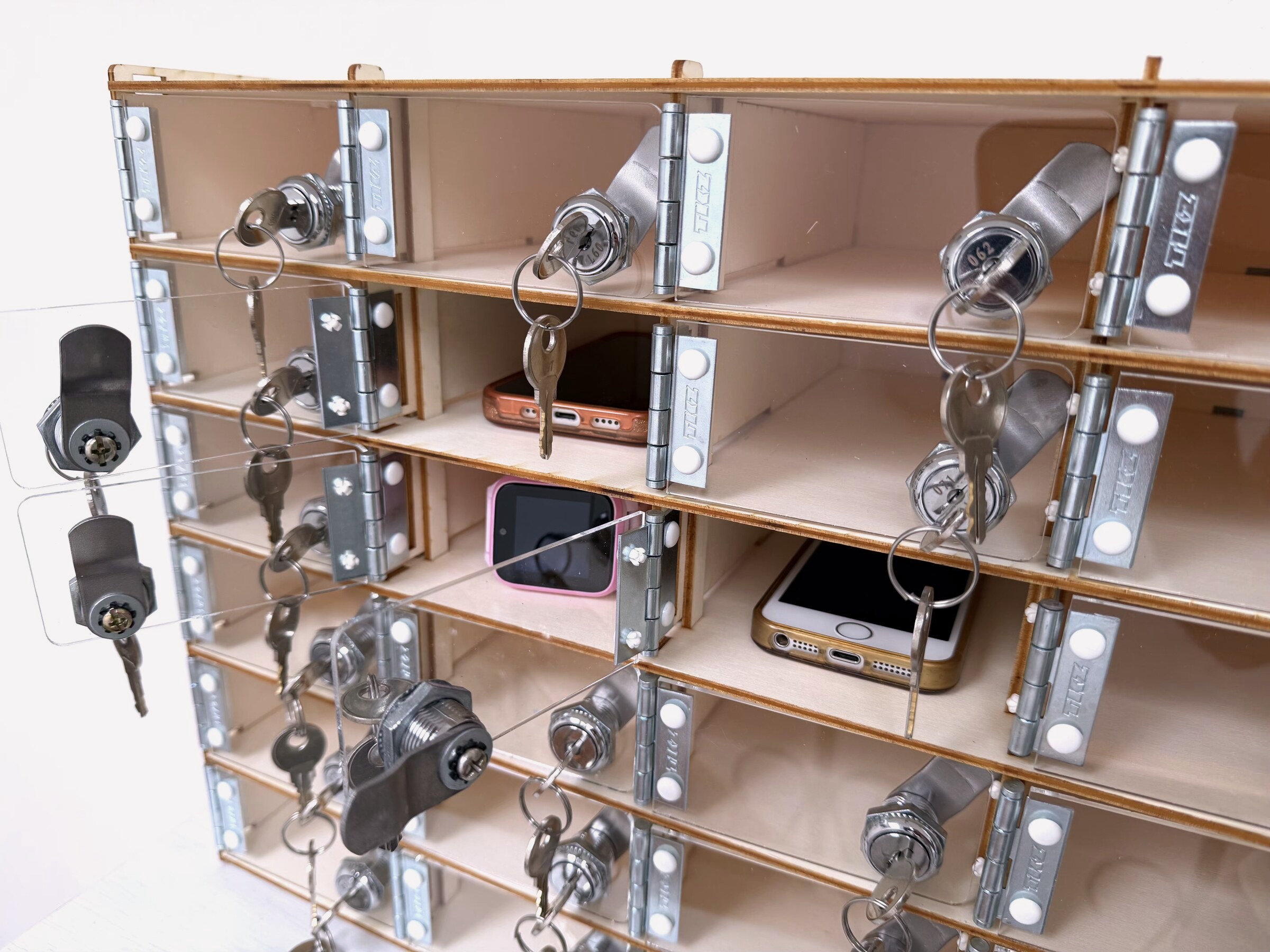 OffBox ClassMade Wood 30 — dřevěná stavebnice uzamykatelných skříněk na mobily, detail z boku